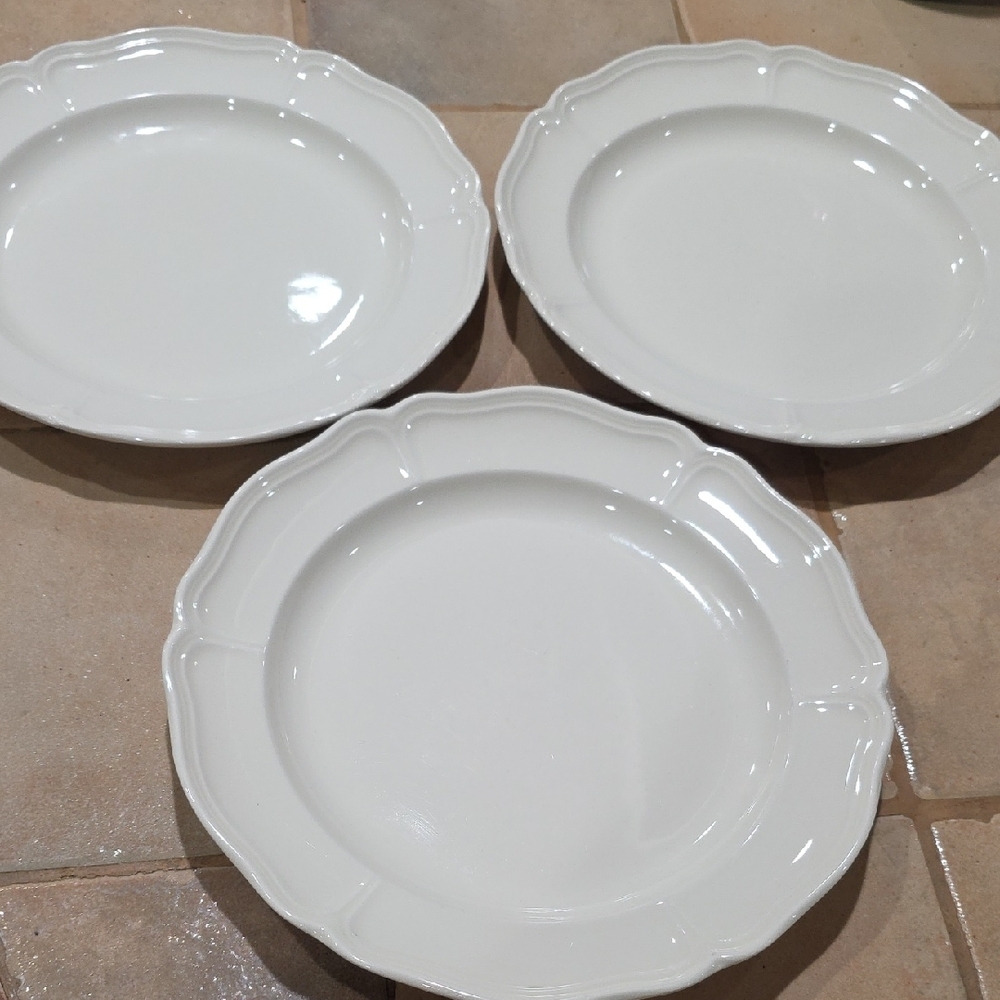 Wedgwood Ivory Queen Shape Dinner Plates - Set of 3